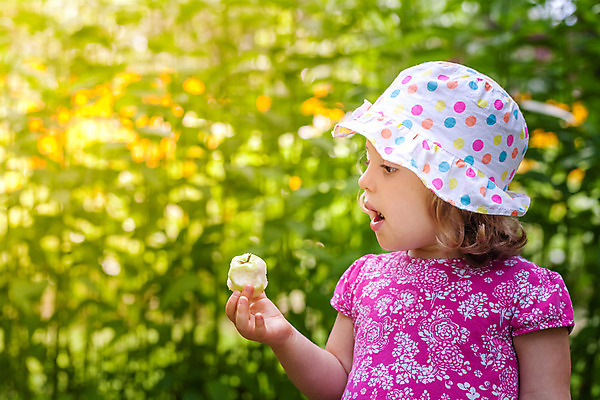 포토 JPG 해외이미지 식물 백인 계절 여자 행복 어린이 음식 과일 건강 한명 여름 소풍 정원 봄 기쁨 신선 잡기 달콤 맛 사과 작음 과수원 먹기 기아 배고픔 유기농 토막 걸음마 숙성 해외202004 해외포토 서양인 1 웰빙 감정 컨셉 농업 모션 사람 야외활동 크기 사회이슈 파일형식 이미지허브