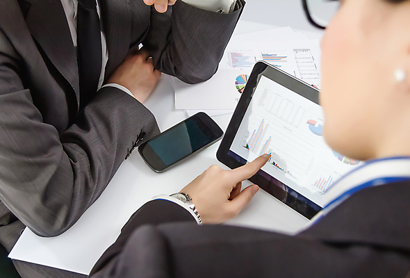 포토 JPG 해외이미지 직업 손 여자 남자 비즈니스 성공 노동자 직장 설명 사람 두명 금융 컴퓨터 터치패드 사무실 알약 디지털 자료 가리킴 업무 작업 비즈니스맨 비즈니스우먼 발표 그룹 계획 무선전화기 보고서 문서 패드 진행 경영 리뷰 터치스크린 프로젝트 해외202004 해외포토 컨셉 회사 모션 손짓 신체부위 경제 전자제품 약 직장인 전화기 파일형식 이미지허브