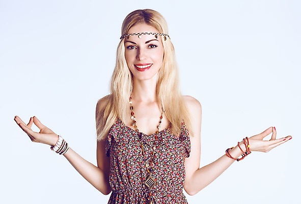 포토 JPG 해외이미지 백인 행복 장난 장신구 요가 휴식 한명 미소 사람 금발 화목 집중 긍정 여름옷 특별함 히피 스타일 카피스페이스 해외202004 해외포토 서양인 1 헤어스타일 웰빙 옷 감정 컨셉 표정 공백 파일형식 여름_계절 이미지허브