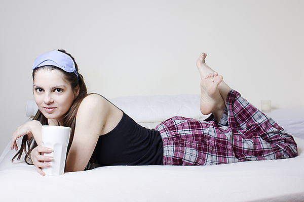 포토 JPG 해외이미지 전신 백인 응시 여자 엎드리기 휴식 실내 한명 미소 사람 성인 옆모습 컵 침대 잡기 성인여자한명만 해외202004 해외포토 서양인 1 식기 시선 뷰포인트 가구 컨셉 모션 표정 내부 여자한명만 성인여자만 파일형식 이미지허브