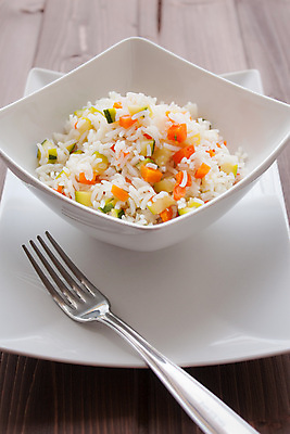 포토 JPG 해외이미지 접시 음식 포크 다이어트 채소 재료 밥 건조 요리 사람없음 빛 식당 식사 저녁식사 중국 당근 흰색 사발 시리얼 날것 대야 작살 주키니호박 채식주의자 해외202004 해외포토 식기 아시아 컬러 뿌리채소 건강 상점 사기그릇 채식 파일형식 이미지허브