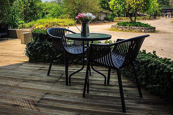 포토 JPG 해외이미지 꽃 화분 가구 의자 포장 탁자 그림자 사람없음 야외 금속 식사 안뜰 알루미늄 해외202004 해외포토 식물 생활용품 재질 파일형식 이미지허브