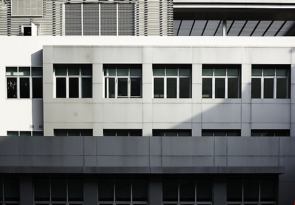 포토 JPG 해외이미지 벽 백그라운드 건축양식 창문 유리 하늘 호텔 거리 아파트 주택 사람없음 야외 건물 옆모습 파란색 검은색 흰색 도시 도심 큼 가난 스위스 옛날 해외202004 해외포토 건축물 건축 유럽 뷰포인트 컬러 컨셉 재질 숙소 크기 파일형식 이미지허브