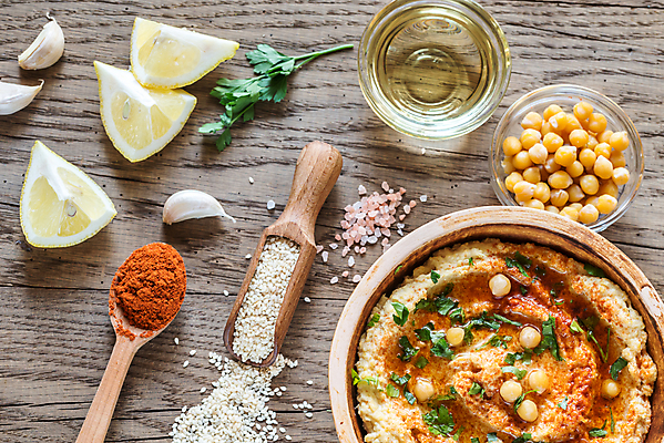 포토 JPG 해외이미지 그릇 실내 마늘 사람없음 하이앵글 쌀 올리브오일 레몬 향신료 소금 나무숟가락 나무그릇 병아리콩 스쿱 중동음식 해외202004 훔무스 해외포토 식기 음식 뷰포인트 채소 과일 콩 곡류 내부 목재 숟가락 기름_음식 향미료 파일형식 이미지허브