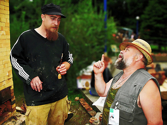 포토 JPG 해외이미지 남자 음악 포즈 수염 설명 미소 사람 여러명 두명 난로 전시회 콧수염 주인 유리주전자 섬광 해외202004 해외포토 다수 모션 유리 주전자 문화예술 표정 전시 난방기 파일형식 이미지허브