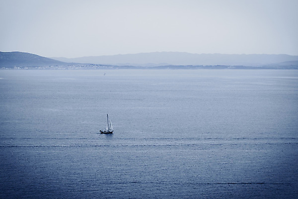 포토 JPG 해외이미지 구름 호수 밧줄 스포츠 파도 바다 여행 요트 교통시설 자연 하늘 바람 휴가 휴식 산 항해 사람 앉기 사람없음 야외 물 여름 파란색 햇빛 태양 일출 수영 광선 스페인 크루즈 승무원 언덕 함선 수평선 해외202004 해외포토 자연요소 직업 계절 유럽 줄 컬러 교통 컨셉 배_교통 모션 날씨 노을 수상스포츠 시설 생태계 파일형식 이미지허브
