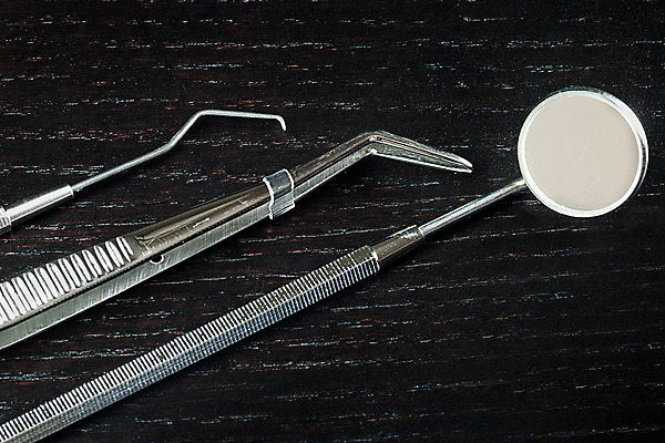 포토 JPG 해외이미지 건강 치과 병원 사람없음 치료 거울 장비 의사 공구 대접 잡기 면 입 수술 동굴 치아 위생 흰배경 언론 탐색 외과 고립 보유 송곳 썩음 해외202004 해외포토 백그라운드 의학 모션 신체부위 의료진 흰색 도구 소화기관 파일형식 이미지허브