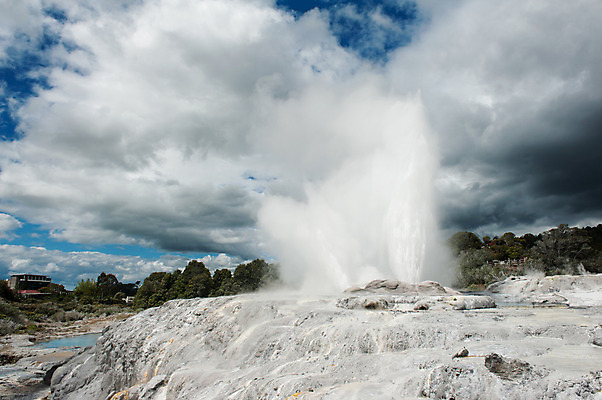 포토 JPG 해외이미지 자연 하늘 풍경 사람없음 야외 세로 물 파란색 힘 흰색 뜨거움 더위 수증기 폭발 화산 뉴질랜드 분무기 내추럴 지열 해외202004 해외포토 자연요소 컬러 날씨 산 오세아니아 생태계 파일형식 이미지허브