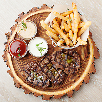 포토 JPG 해외이미지 부분 감자 육류 스테이크 요리 사람없음 목재 식사 소고기 튀김 감자튀김 고명 그릴 바비큐 강의 케첩 굽기 머스터드 철 양동이 크림 메인 준비 로즈메리 등심 알루미늄 해외202004 해외포토 나무 음식 채소 식재료 재료 주방용품 서양음식 소스_음식 구이 허브 파일형식 이미지허브