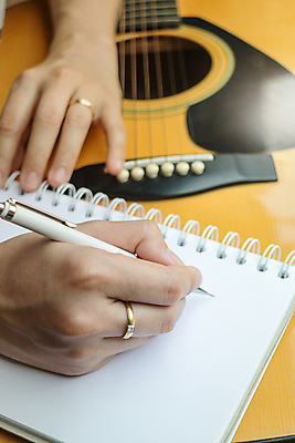 포토 JPG 해외이미지 손 음악 실내 들기 신체부위 기타 기록 샤프 스프링노트 작곡 해외202004 해외포토 모션 현악기 문화예술 사람 내부 펜 공책 파일형식 이미지허브