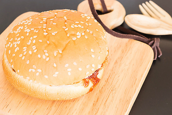 포토 JPG 해외이미지 전통 접시 음식 샌드위치 돼지고기 요리 동양인 사람없음 목재 일본 식사 튀김 햄버거 아침식사 인스턴트 머스터드 점심식사 깊이 빵가루 쉬운 해외202004 해외포토 나무 식기 아시아 재료 패스트푸드 육류 인종 소스_음식 파일형식 이미지허브