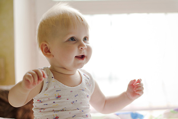 포토 JPG 해외이미지 모델 딸 행복 얼굴 어린이 자연 놀이 미래 새로움 건강 한명 웃음 사람 파란색 귀여움 흰색 아기 신생아 오픈 입 달콤 작음 부드러움 세대 돌봄 해외202004 해외포토 1 감정 컬러 컨셉 가족 모션 표정 신체부위 감각 맛 크기 생태계 파일형식 이미지허브