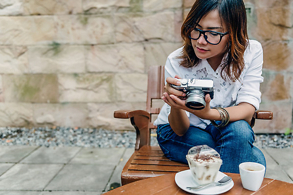 포토 JPG 해외이미지 라이프스타일 손 응시 여자 행복 실루엣 안경 커피 여행 셔츠 팔찌 휴가 한명 취미 야외 스마트폰 스터디 카메라 케이크 디지털 사진촬영 자유 탐험 흰색 잡기 네트워크 메시지 커피잔 사진사 스마트 그림 소셜 하이커 힙스터 해외202004 해외포토 1 시선 잡화 패션 감정 음료 컬러 컨셉 상의 장신구 모션 디저트 잔 촬영기법 사람 생활 신체부위 전자제품 핸드폰 스마트기기 학습 촬영 작가 파일형식 이미지허브