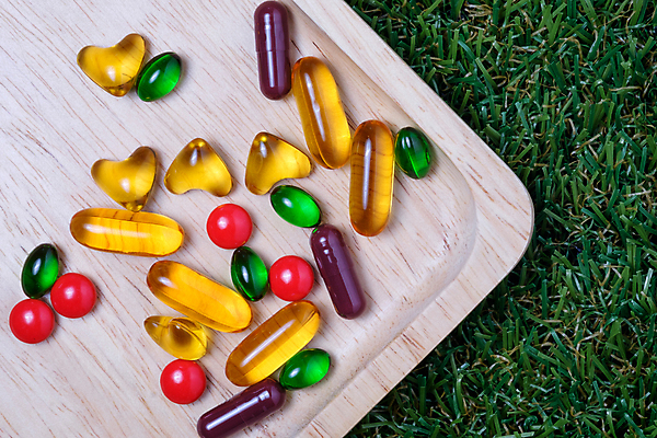 포토 JPG 해외이미지 음식 오렌지 건강 사람없음 빨간색 파란색 컬러풀 알약 약 노란색 상점 흰색 약국 암 알레르기 당뇨병 마약 복용 약사 해외202004 해외포토 컬러 과일 의학 질병 파일형식 이미지허브