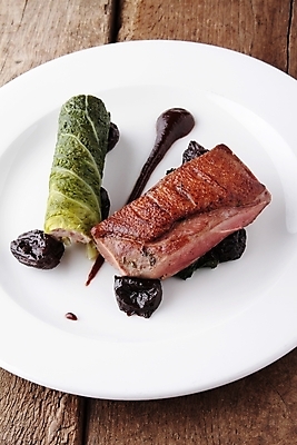 포토 JPG 해외이미지 그릇 음식 조류 오리 요리 사람없음 식사 저녁식사 게임 가슴 메인 양배추 점심식사 해외202004 해외포토 동물 식기 채소 놀이 신체부위 파일형식 이미지허브