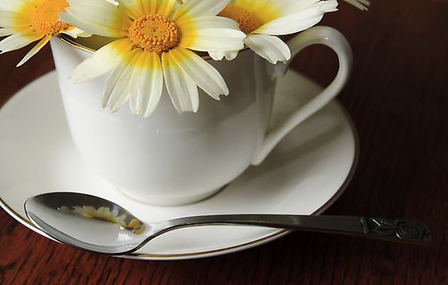 포토 JPG 해외이미지 꽃 티타임 실내 사람없음 찻잔 티스푼 나무바닥 차받침대 해외202004 해외포토 식물 휴식 잔 바닥 내부 숟가락 받침대 파일형식 이미지허브