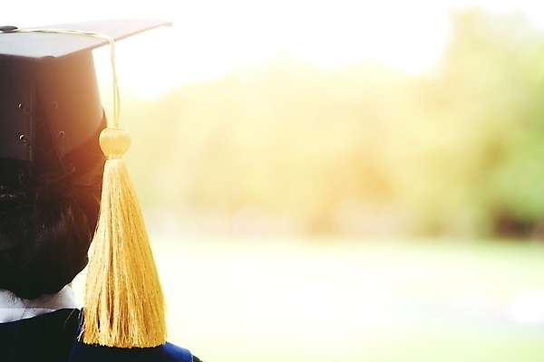 포토 JPG 해외이미지 학생 여자 남자 행복 백그라운드 학사모 졸업 태국 성공 미래 기념 졸업생 사람 동양인 사람없음 햇빛 노란색 검은색 일몰 축하 졸업가운 대학교 증명서 해외202004 해외포토 모자_잡화 교육 감정 아시아 컬러 컨셉 학교 인종 태양 노을 가운 파일형식 이미지허브