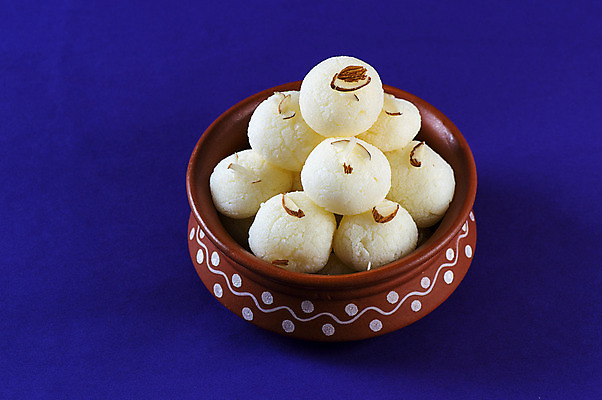 포토 JPG 해외이미지 디저트 사람없음 도자기 원형 사기그릇 인도음식 라스굴라 해외포토 도형 그릇 음식 치즈 동양음식 파일형식 이미지허브