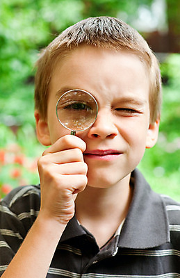 포토 JPG 해외이미지 백인 1 손 응시 어린이 남학생 자연 유리 돋보기 한명 사람 소년 야외 정원 성장 나사 잡기 확대 좁은 해외202004 해외포토 서양인 학생 시선 남자 모션 재질 신체부위 공구 생태계 파일형식 이미지허브