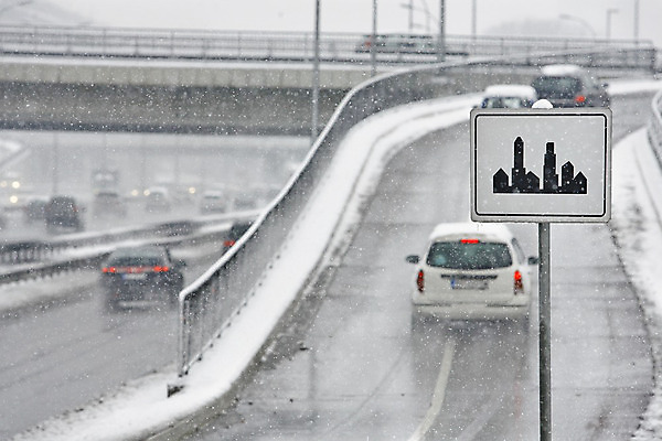 포토 JPG 해외이미지 도로 길 여행 이동 겨울 비즈니스 노래 교통시설 모션 자동차 사람없음 운전 추위 화물 고속도로 떨어짐 메인 속도 출퇴근 짐차 무거움 루트 블러 어려움 통근 눈내림 해외202004 해외포토 계절 음악 육상교통 교통 컨셉 눈_날씨 운송업 무게 시설 출근 파일형식 이미지허브