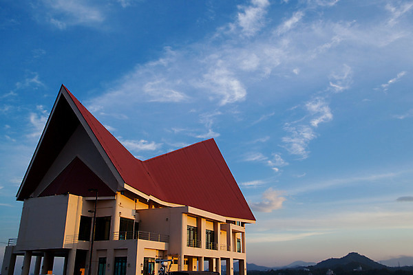 포토 JPG 해외이미지 구름 아시아 파도 바다 섬 여행 태국 자연 하늘 휴가 휴식 주택 풍경 사람없음 건물 물 여름 파란색 햇빛 태양 맑음 만 서핑 휴양지 커뮤니티 석호 파라다이스 해외202004 해외포토 자연요소 건축물 계절 나라 컬러 컨셉 날씨 장소 수상스포츠 생태계 파일형식 이미지허브