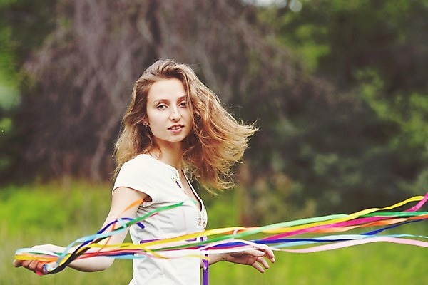 포토 JPG 해외이미지 백인 1 라이프스타일 옷 여자 리본 포즈 모션 자연 기술 건강 한명 사람 소녀 성인 10대 빨간색 검은색 공연 기쁨 연주자 우아함 해외202004 해외포토 서양인 감정 어린이 컬러 컨셉 청소년 이벤트 생활 음악가 생태계 파일형식 이미지허브