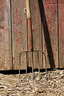 포토 JPG 해외이미지 포크 사람없음 건물 목재 빨간색 문 공구 부식 날카로움 쇠스랑 해외202004 해외포토 나무 식기 건축물 컬러 재료 도구 파일형식 이미지허브