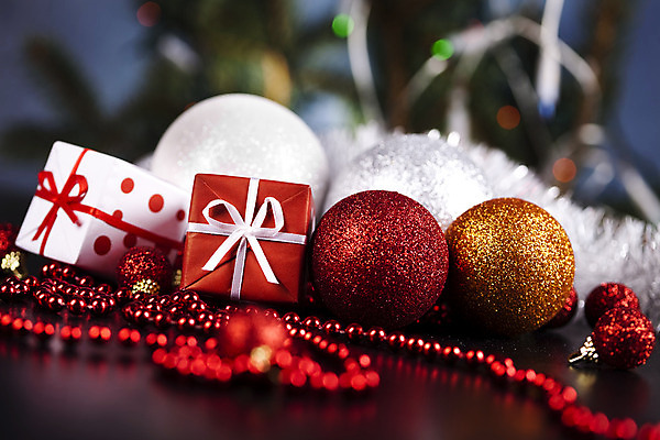 포토 JPG 해외이미지 크리스마스장식 크리스마스 실내 사람없음 아웃포커스 선물상자 장식볼 소프트포커스 오브젝트 오너먼트 해외202004 해외포토 기념일 촬영기법 선물 내부 장식 상자 파일형식 이미지허브