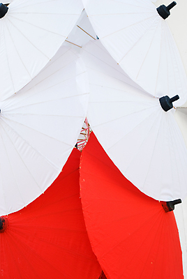 포토 JPG 해외이미지 전통 아시아 문화 백그라운드 우산 태국 추상 미술 사람없음 장식 빨간색 검은색 축제 흰색 면 양산 기념품 수공예 핸드메이드 해외202004 해외포토 나라 컬러 무늬 문화예술 공예 오브젝트 파일형식 이미지허브