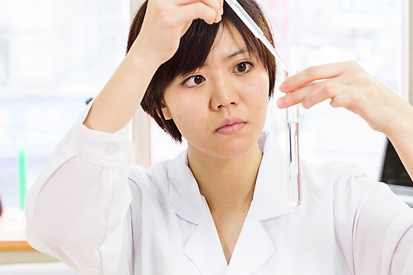 포토 JPG 해외이미지 응시 여자 과학 병원 실험 한명 동양인 약 중국 의사 실험실 연구원 약국 과학자 분석 시험관 생물학 튜브 피펫 화학자 해외202004 해외포토 직업 1 시선 교육 아시아 컨셉 의학 실험기구 사람 인종 의료진 학자 파일형식 이미지허브