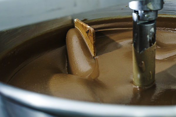 포토 JPG 해외이미지 실내 근접촬영 사람없음 초콜릿 기계 소프트포커스 믹싱기계 섞기 해외202004 해외포토 뷰포인트 디저트 촬영기법 내부 파일형식 이미지허브