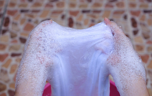 포토 JPG 해외이미지 손 옷 분홍색 셔츠 신체 사람없음 거품 터치 얼룩 씻기 빨래 시원함 세제 오브젝트 주부 비누 대야 돌봄 위생관리 해외202004 해외포토 컬러 상의 가사 모션 관리 신체부위 위생용품 청결 파일형식 이미지허브