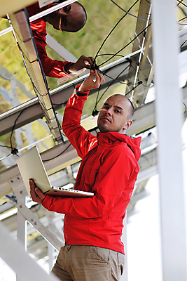 포토 JPG 해외이미지 주간 남자 한명 들기 상반신 성인 야외 옆모습 노트북 반사 잡기 태양에너지 집열판 성인남자한명만 해외202004 해외포토 자연요소 1 뷰포인트 모션 사람 전자제품 그린에너지 남자한명만 성인남자만 파일형식 이미지허브