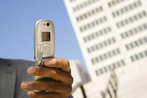 포토 JPG 해외이미지 직업 손 외관 남자 비즈니스 건축양식 통신 한명 정장 근접촬영 야외 아웃포커스 세명 30대 정보 잡기 비즈니스맨 연결 해외202004 해외포토 1 옷 건축 뷰포인트 모션 촬영기법 사람 신체부위 장년 직장인 파일형식 이미지허브