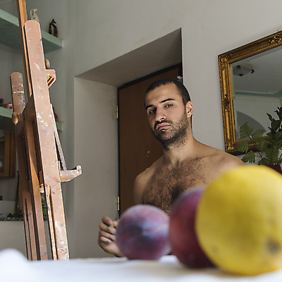 포토 JPG 해외이미지 거실 휴식 아파트 실내 한명 서기 취미 페인트 붓 팔레트 묘기 아래 이젤 그림 예술가 캔버스 화가 해외202004 해외포토 직업 1 컨셉 모션 주택 사람 내부 미술도구 방향 위치 파일형식 이미지허브