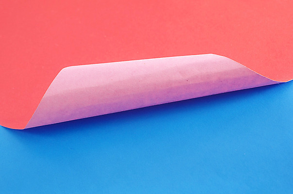 포토 JPG 해외이미지 백그라운드 사람없음 빨간색 파란색 하이앵글 색종이 넘기 카피스페이스 해외202004 해외포토 종이 뷰포인트 컬러 모션 공백 파일형식 이미지허브