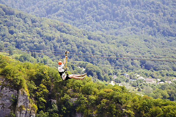 포토 JPG 해외이미지 라이프스타일 공원 선 밧줄 스포츠 여행 포즈 백그라운드 자연 놀이 하늘 휴가 휴식 산 매달리기 안전 사람 풍경 사람없음 야외 초록색 여름 여행객 맑음 장비 자유 승차 숲 헬멧 위험 속도 철사 지퍼 해외202004 해외포토 계절 공공시설 줄 컬러 컨셉 모션 날씨 생활 보호장비 생태계 파일형식 이미지허브