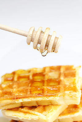 포토 JPG 해외이미지 문화 음식 부분 모션 아침 디저트 요리 사람없음 목재 장식 가로 노란색 쌓기 과자 식사 흐름 껍질 흰색 대접 신선 고명 화려 액체 막대기 그룹 황금 달콤 아침식사 유혹 설탕 먹기 배고픔 국자 꿀 흙더미 와플 충동구매 고립 탄수화물 페스츄리 포도당 해외202004 해외포토 주간 나무 빵 컬러 컨셉 재료 주방용품 쇼핑 흙 맛 과소비 파일형식 더미 이미지허브