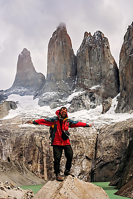 포토 JPG 해외이미지 공원 여행 자연 바람 산 한명 서기 풍경 야외 여행객 탑 트래킹 하이킹 모험가 쌍둥이 언덕 오르기 칠레 승자 전국 해외202004 해외포토 자연요소 1 건축물 공공시설 가족 모션 레저 날씨 사람 남아메리카 생태계 파일형식 이미지허브