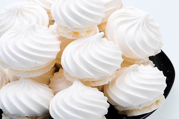 포토 JPG 해외이미지 접시 서양음식 실내 사람없음 쌓기 쿠키 달콤 흰배경 머랭 해외202004 머랭쿠키 해외포토 식기 음식 백그라운드 모션 디저트 내부 흰색 맛 파일형식 이미지허브