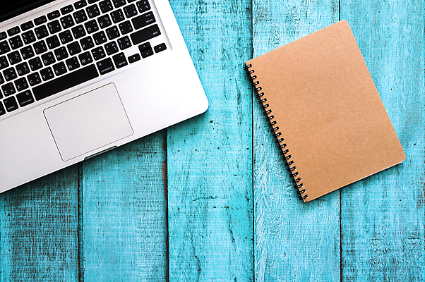 포토 JPG 해외이미지 디자인 종이 백그라운드 인터넷 비즈니스 통신 탁자 직장 사람없음 야외 목재 파란색 노트북 컴퓨터 컬러풀 사무실 알약 우주 쪽지 공책 공백 흰색 키보드 업무 작업실 플랫 정상 스마트 책상 위치 힙스터 카피스페이스 해외202004 해외포토 나무 패션 컬러 가구 컨셉 회사 재료 문구용품 전자제품 약 작업 파일형식 이미지허브