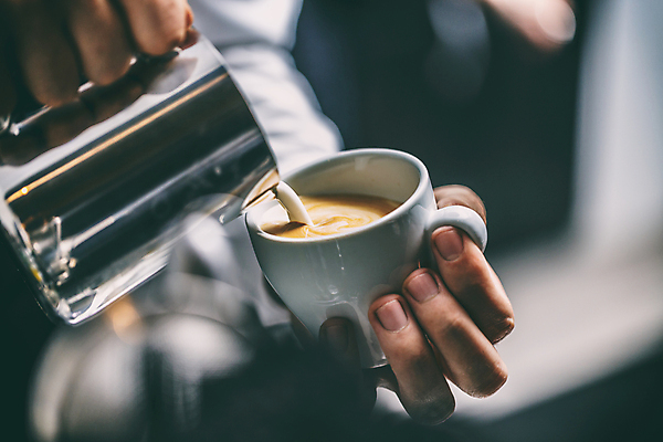 포토 JPG 해외이미지 손 주전자 실내 들기 아웃포커스 신체부위 붓기 소프트포커스 바리스타 라떼 라떼아트 해외202004 해외포토 직업 커피 모션 주방용품 촬영기법 사람 내부 그림 파일형식 이미지허브