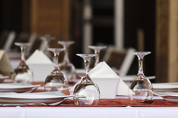 포토 JPG 해외이미지 와인잔 의자 탁자 호텔 리조트 실내 사람없음 장식 식당 식사 저녁식사 식탁보 고급 우아함 서비스 준비 서식 일렬 해외202004 해외포토 가구 컨셉 술잔 숙소 내부 상점 파일형식 이미지허브