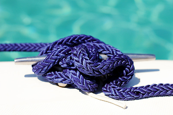 포토 JPG 해외이미지 밧줄 줄 스포츠 바다 여행 백그라운드 요트 교통시설 하늘 휴가 항해 안전 풍경 사람없음 야외 가로 물 여름 파란색 금속 자유 흰색 보트 연결 크루즈 철 묘사 활 매듭 선원 철강 철책 해외202004 해외포토 자연요소 계절 컬러 교통 컨셉 배_교통 재질 시설 파일형식 이미지허브