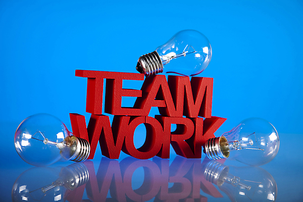 포토 JPG 해외이미지 비즈니스 전구 협력 실내 타이포그라피 사람없음 반사 파란배경 해외202004 해외포토 문자 백그라운드 내부 파란색 파일형식 이미지허브