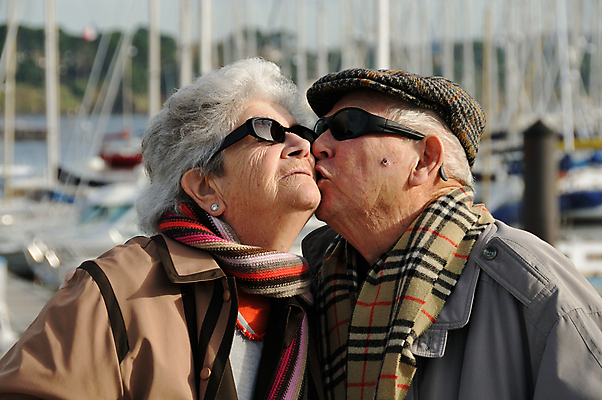 포토 JPG 해외이미지 라이프스타일 커플 할아버지 남자 행복 안경 할머니 바다 여행 요트 휴가 키스 항해 건강 사랑 웃음 사람 성인 야외 두명 물 항구 회색 프랑스 보트 고급 은퇴 낚시꾼 선원 포트 프랑스어 조부모 해외202004 해외포토 자연요소 문자 잡화 여자 노년 감정 유럽 컬러 컨셉 배_교통 가족 관계 교통시설 표정 생활 애정표현 파일형식 이미지허브