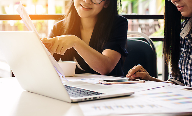 포토 JPG 해외이미지 직업 비즈니스 그래프 협력 노동자 직장 함께함 관리 사람 사람없음 금융 노트북 컴퓨터 사무실 흰색 기록 작업 비즈니스맨 작업실 상담원 토론 책상 분석 서비스 보고서 시트 서류판 회계사 브레인스토밍 해외202004 해외포토 남자 컬러 가구 컨셉 회사 경제 전자제품 사무용품 직장인 사무원 파일형식 이미지허브