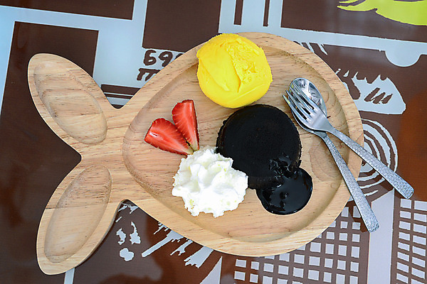 포토 JPG 해외이미지 접시 열매 음식 백그라운드 과일 딸기 아이스크림 디저트 요리 사람없음 목재 빨간색 갈색 파티 케이크 식당 초콜릿 얼음 검은색 카페 빵집 뜨거움 달콤 설탕 굽기 크림 시럽 용암 푸딩 바닐라 브라우니 페스츄리 해외202004 해외포토 자연요소 나무 식물 식기 빵 컬러 재료 이벤트 상점 맛 구이 파일형식 이미지허브