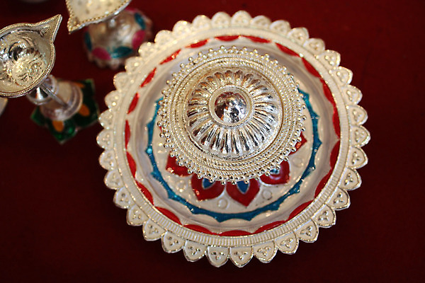 포토 JPG 해외이미지 모양 전통 디자인 문화 패턴 미술 동양인 사람없음 컬러풀 금속 축제 침묵 램프 은색 인도인 오브젝트 솜씨 정물화 힌두교 해외202004 해외포토 외국인 종교 컬러 무늬 재질 문화예술 조명 인종 소리 그림 파일형식 이미지허브