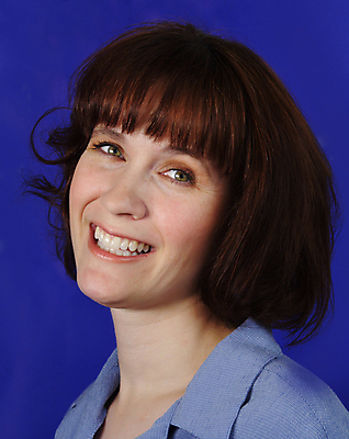 포토 JPG 해외이미지 여자 행복 얼굴 한명 미소 사람 성인 파란색 표현 적갈색 해외202004 해외포토 1 감정 컬러 표정 신체부위 갈색 파일형식 이미지허브